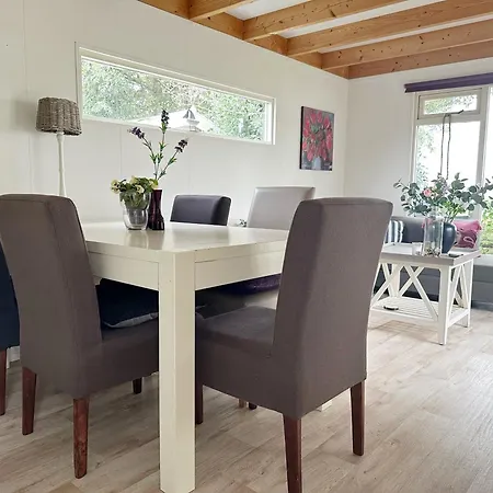 560 Op Recreatiepark De Wielen Chalet *